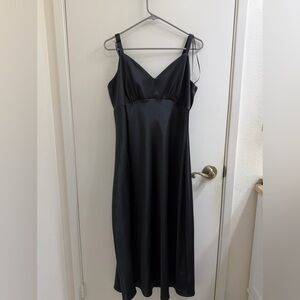 Sofia Vegara Elegant Black Slip Dress